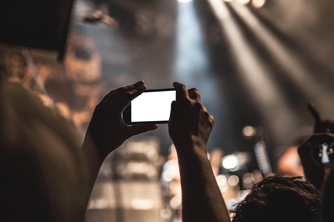 Smartphone, hands, screen — Test post title